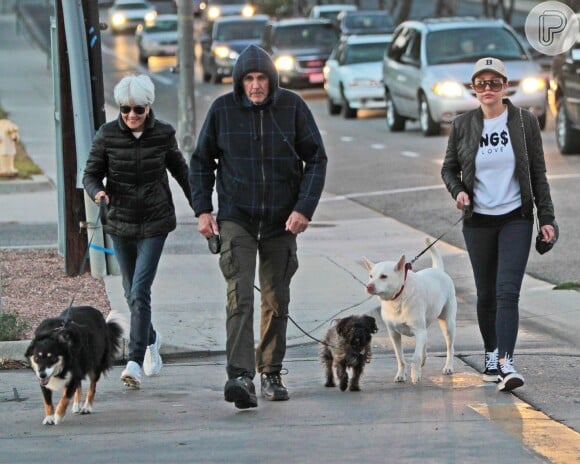 Amanda Bynes ao lados dos pais, Rick e Lynn, e os cachorros da família, na Califórnia