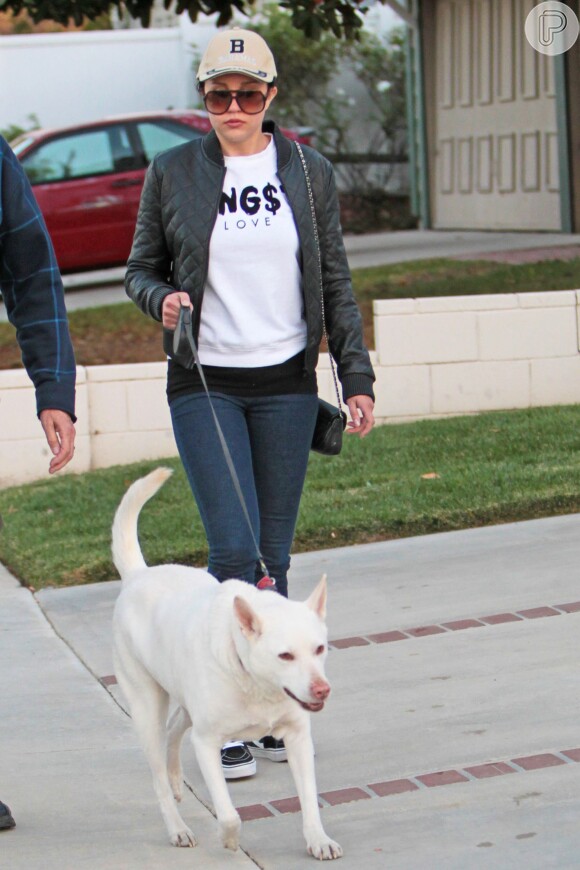 A atriz foi flagrada enquanto passeava com os cachorros da família, em Los Angeles