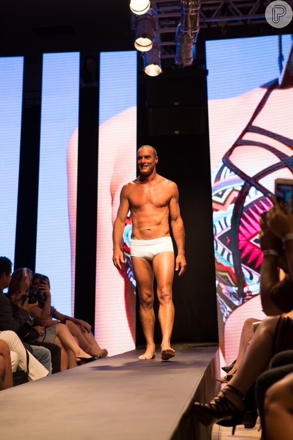 Paulo Zulu foi destaque no desfile de moda da marca de beachwear Primicia, em Americana, São Paulo