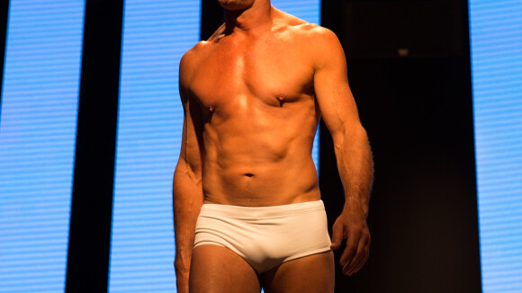 Paulo Zulu, após ter nude vazado, desfila de sunga aos 53 anos. Fotos!