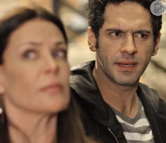 Beto (João Baldasserini) fica furioso ao flagrar Henrique (Nando Rodrigues) e Penélope (Carolina Ferraz) juntos, na novela 'Haja Coração'