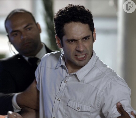 Beto (João Baldasserini) dá um soco em Henrique (Nando Rodrigues) e os dois brigam, na novela 'Haja Coração'