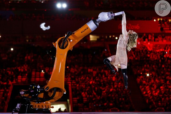 Amy Purdy se apresentou com as lâminas que usa para competir e dançou com um robô na abertura dos Jogos Paralimpícos Rio 2016