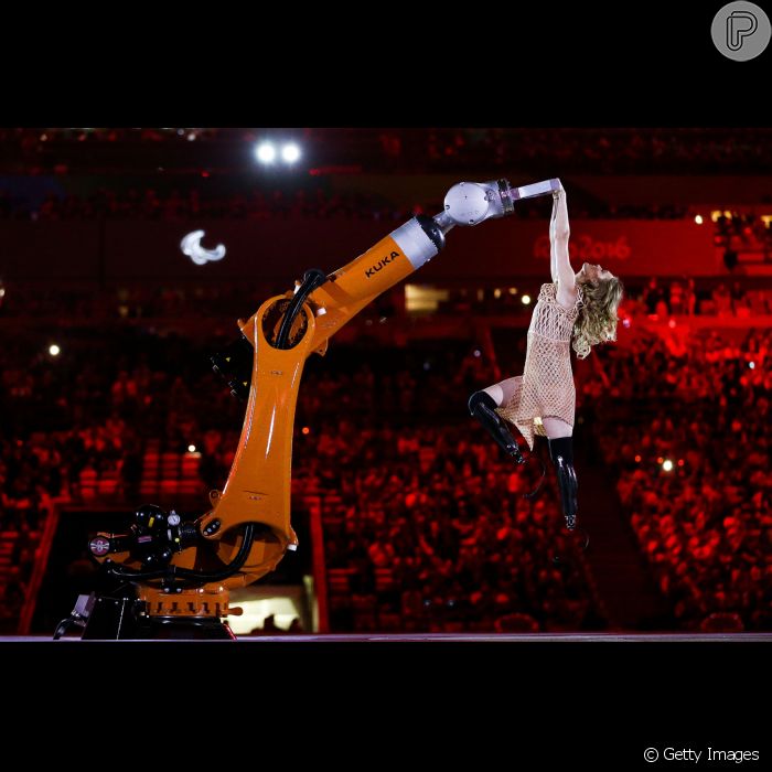 Amy Purdy se apresentou  com as lâminas que usa para competir e   dançou com um robô na abertura dos Jogos Paralimpícos Rio 2016 