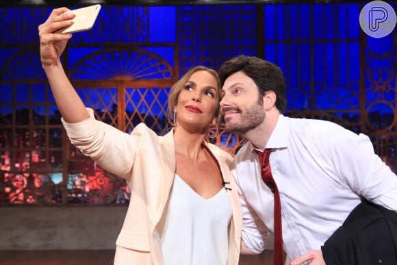 A baiana faz selfie com o apresentador Danilo Gentil nos bastidores do programa