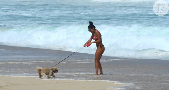 Ex-BBB Munik Nunes levou o seu cachorro para um volta na areia da praia da Barra da Tijuca, Zona Oeste do Rio