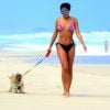 Ex-BBB Munik Nunes exibiu boa forma de biquíni em uma praia do Rio de Janeiro ao passear com seu cachorro na tarde desta quinta-feira, 15 de setembro de 2016