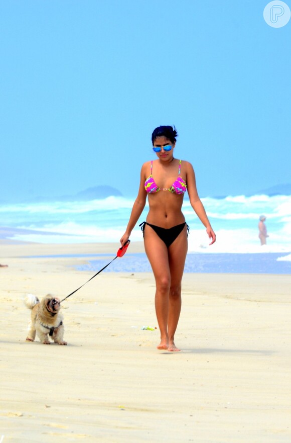 Ex-BBB Munik Nunes exibiu boa forma de biquíni em uma praia do Rio de Janeiro ao passear com seu cachorro na tarde desta quinta-feira, 15 de setembro de 2016