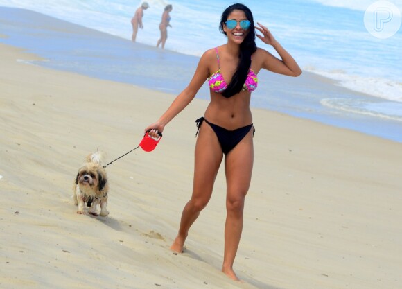 De biquíni, ex-BBB Munik Nunes curtiu praia no Rio de Janeiro com seu cachorro de estimação