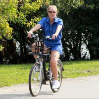 Angélica mostra boa forma em passeio de bicicleta ao gravar 'Estrelas'. Fotos!