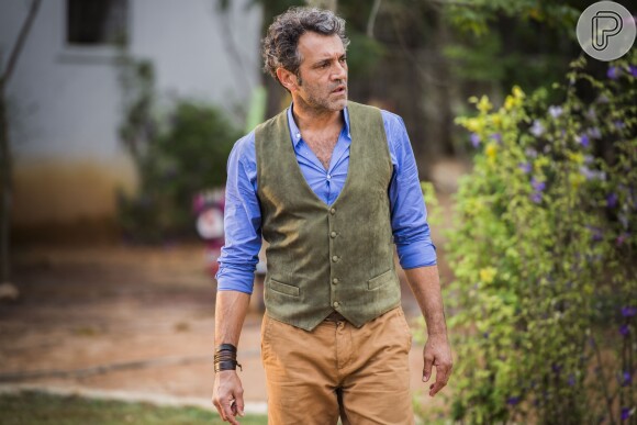 Santo (Domingos Montagner) seria vítima de golpe de Carlos Eduardo (Marcelo Serrado), na última semana da novela 'Velho Chico'