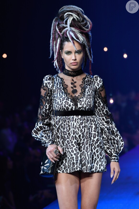 A top brasileira Adriana Lima desfilou para a campanha primavera/verão 2017, do estilista Marc Jacobs, inspirada nos anos 90. O local escolhido foi a boate Hammertein Ballroon