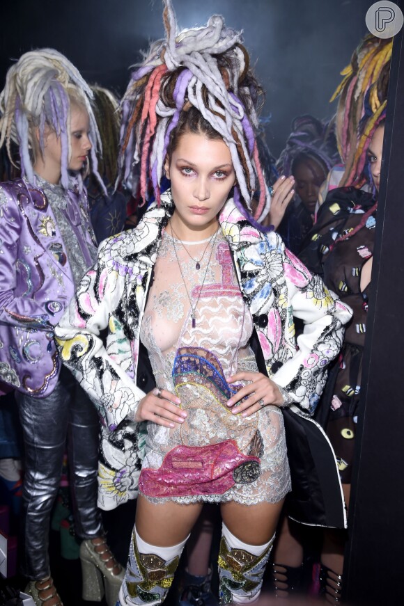 Bella Hadid, irmã de Gigi Hadid, desfilou com um look que abusava na transparência e na mistura de cores, na apresentação da campanha primavera/verão do estilista Marc Jacobs