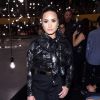 Demi Lovato foi elogiada pelo seu look elegante na plateia do desfile de estilista na semana de moda em Nova York