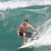 Klebber Toledo mostrou habilidade ao executar as manobras radicais do surfe durante prática na praia da Barra, Zona Oeste do Rio