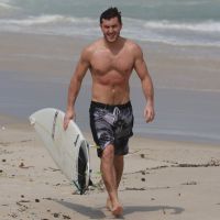 Klebber Toledo exibe corpo sarado ao surfar na praia da Barra, no Rio. Fotos!