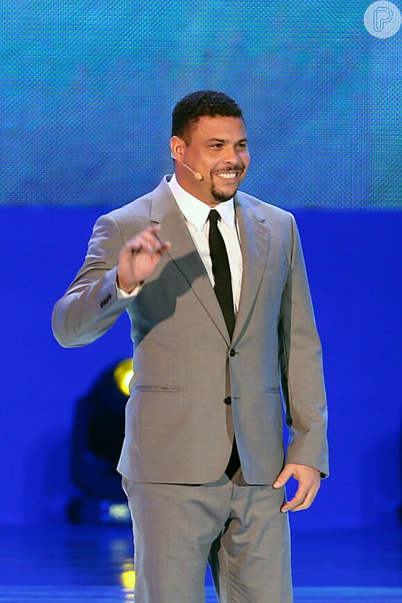 Antes de ficar noivo, Ronaldo participou do sorteio dos grupos da Copa do Mundo 2014, na Costa do Sauípe