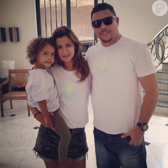 Paula Morais está sempre posando em fotos com as filhas de Ronaldo. Na imagem, segura Maria Alice no colo