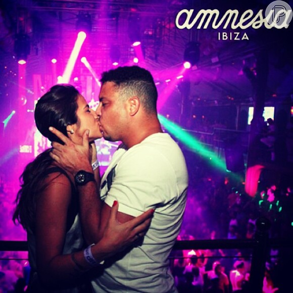 Paula Morais e Ronaldo se beijam numa boate em Ibiza, em julho de 2013