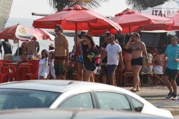 Giovanna Antonelli curtiu a praia da Barra da Tijuca, na Zona Oeste do Rio, ao lado do marido e das filhas gêmeas Antonia e Sofia
