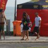 Giovanna Antonelli curtiu a praia da Barra da Tijuca, na Zona Oeste do Rio, ao lado do marido e das filhas gêmeas Antonia e Sofia