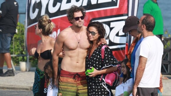 Giovanna Antonelli ganha o carinho do marido ao sair da praia no Rio