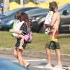 Na hora de atravessar a rua, Giovanna Antonelli e Leonardo Nogueira pegaram as gêmeas no colo