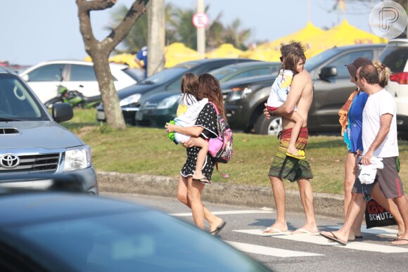 Na hora de atravessar a rua, Giovanna Antonelli e Leonardo Nogueira pegaram as gêmeas no colo