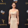 Emilia Clarke desfilou pelo tapete vermelho da 68ª edição do Emmy Awards, com um vestido tomara que caia Versace
