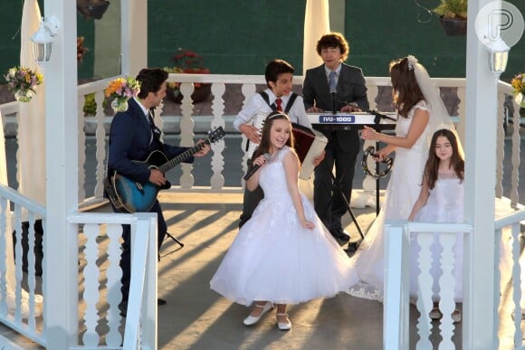A banda Manuela e Seus Amigos se apresenta na festa de casamento de Helena (Thays Gorga) e Pedro (Elam Lima), na novela 'Cúmplices de um Resgate'