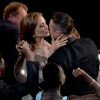 Angelina Jolie e Brad Pitt trocam beijos durante a cerimônia do Oscar em 2014