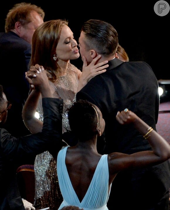 Angelina Jolie e Brad Pitt trocam beijos durante a cerimônia do Oscar em 2014