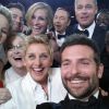 Na famosa 'selfie do Oscar', Angelina e Brad Pitt aparecem se divertindo com colegas de elenco em 2014