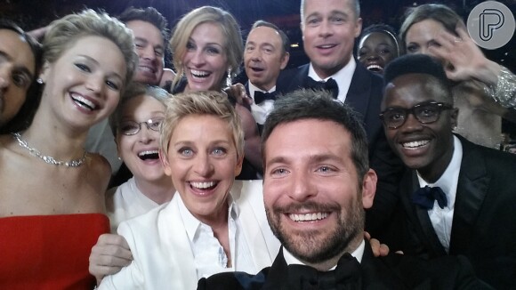 Na famosa 'selfie do Oscar', Angelina e Brad Pitt aparecem se divertindo com colegas de elenco em 2014
