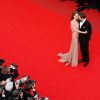 Angelina Jolie e Brad Pitt atuaram juntos no longa 'À Beira Mar' e trocaram carinhos no lançamento do filme em Veneza