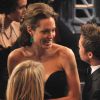 Angelina Jolie e Brad Pitt se divertem durante o Oscar 2008