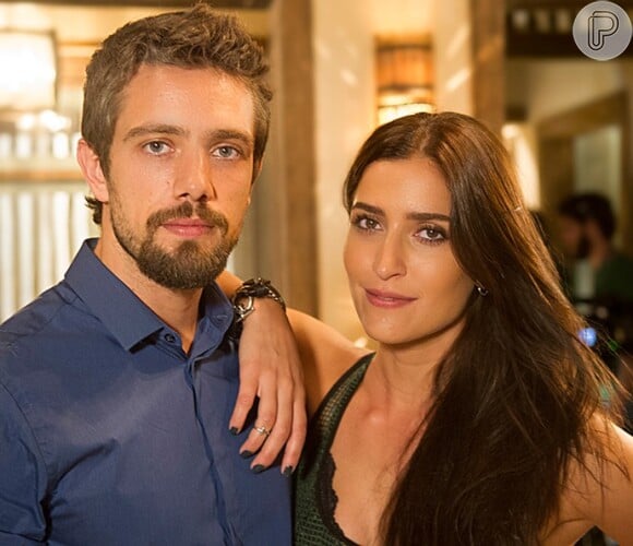 Carolina (Maria Joana) liga para Cesar (Rafael Cardoso) e avisa que Mario (Bruno Gagliasso) e Alice (Giovanna Antonelli) saíram juntos, na novela 'Sol Nascente'