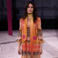 Isabeli Fontana usou peças coloridas e estampadas da grife Temperley London durante a Semana de Moda de Londres