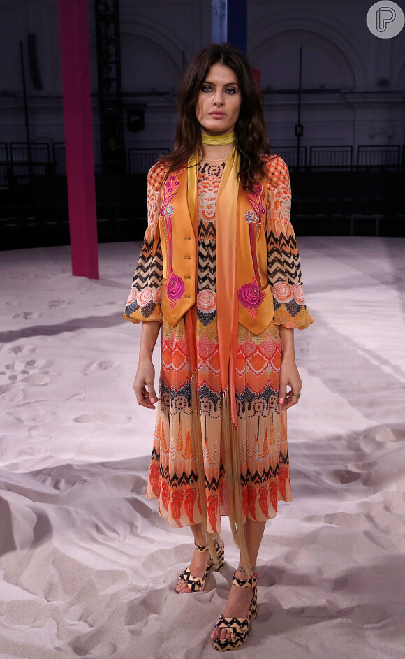Isabeli Fontana usou peças coloridas e estampadas da grife Temperley London durante a Semana de Moda de Londres