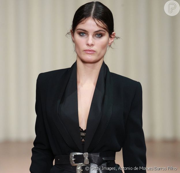 Isabeli Fontana desfilou na passarela da estilista Alberta Ferretti nesta quarta-feira, dia 21 de setembro de 2016, durante a Semana de Moda de Milão