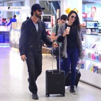 Rodrigo Santoro e a namorada, Mel Fronckowiak, embarcam em aeroporto do RJ
