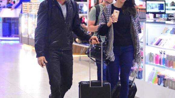 Rodrigo Santoro e a namorada, Mel Fronckowiak, embarcam em aeroporto do RJ