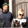 Jay-Z e Beyoncé deixam restaurante vegano em Los Angeles. A cantora chamou a atenção por usar roupa de pele de animal