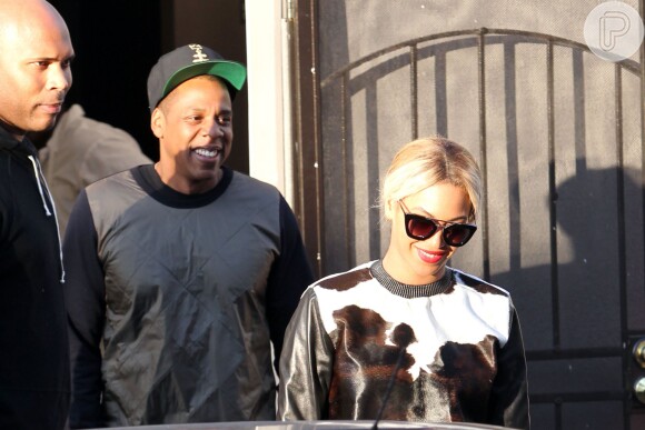 Jay-Z e Beyoncé deixam restaurante vegano em Los Angeles. A cantora chamou a atenção por usar roupa de pele de animal