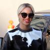 Beyoncé sai de restaurante vegan com blusa de pele de animal, nesta segunda-feira, 9 de dezembro de 2013, em Los Angeles