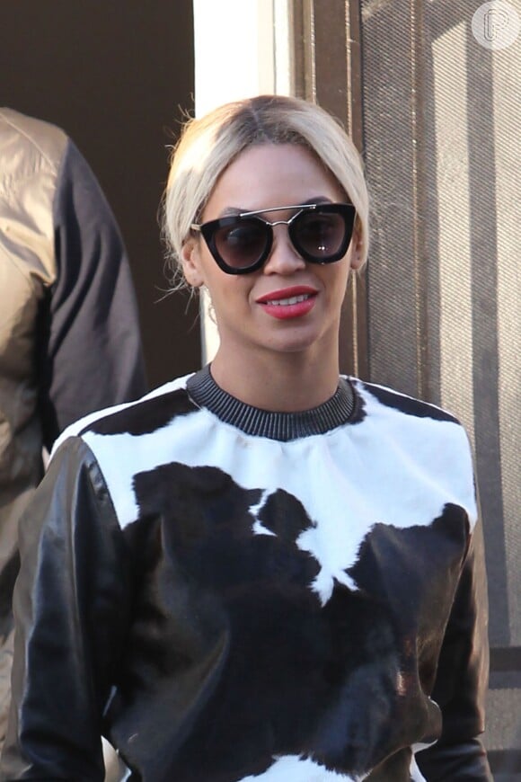 Beyoncé chama a atenção por usar roupa de pele de animal em restaurante vegano, em Los Angeles