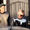 Jay-Z e Beyoncé deixam restaurante vegano em Los Angeles e a cantora chama a atenção por usar roupa de pele de animal