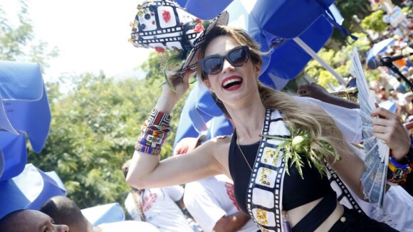 Mariana Ximenes sai disfarçada para os blocos de rua no Carnaval: 'Uso peruca'