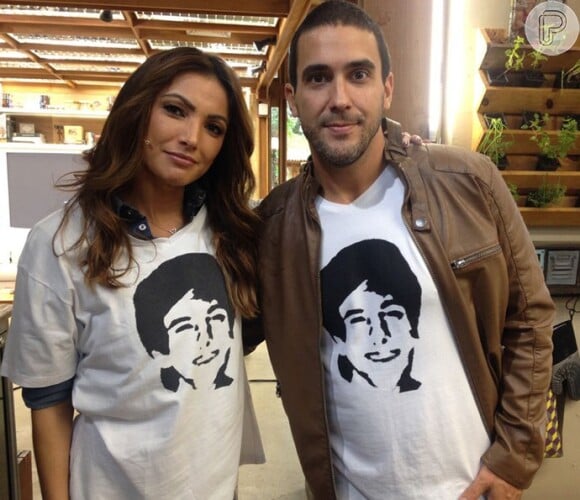 Patrícia Poeta e André Marques posam com camiseta com rosto de Rafael