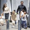 Angelina Jolie está morando na mansão com os seis filhos e um guarda-costa em tempo integral